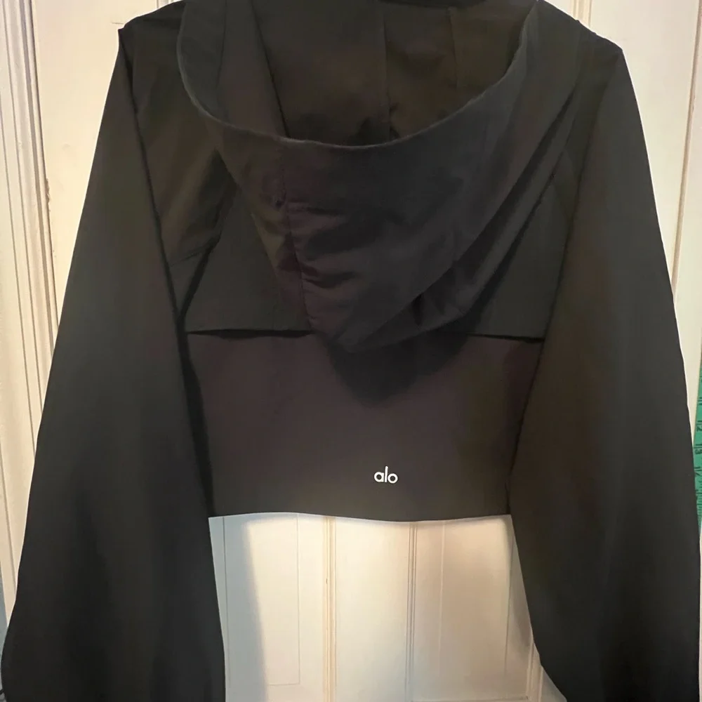 ALO Yoga Black Cropped Playmaker Jacket - Picture 6 of 6